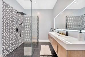 Douche, sèche-cheveux, serviettes fournies, savon