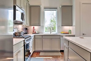 Chaise haute, vaisselle et ustensiles