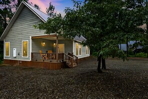 A cabin with a porch, wooden deck, and a staircase leading to the entrance. - Endless Skyway-2Bed/2Bath Cabin: Hot Tub/BBQ/Play Area/Patio/Large Flat Driveway (Broken Bow)
