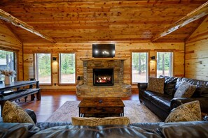 Smart TV, fireplace - Endless Skyway-2Bed/2Bath Cabin: Hot Tub/BBQ/Play Area/Patio/Large Flat Driveway (Broken Bow)