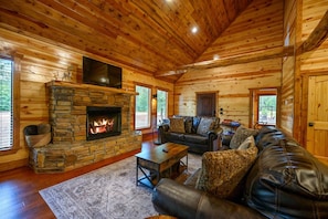 Smart TV, fireplace - Endless Skyway-2Bed/2Bath Cabin: Hot Tub/BBQ/Play Area/Patio/Large Flat Driveway (Broken Bow)