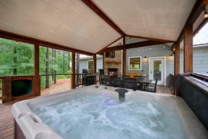 Outdoor dining - Endless Skyway-2Bed/2Bath Cabin: Hot Tub/BBQ/Play Area/Patio/Large Flat Driveway (Broken Bow)