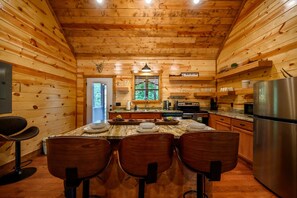 Fridge, microwave, oven, stovetop - Endless Skyway-2Bed/2Bath Cabin: Hot Tub/BBQ/Play Area/Patio/Large Flat Driveway (Broken Bow)