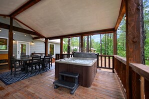 Outdoor dining - Endless Skyway-2Bed/2Bath Cabin: Hot Tub/BBQ/Play Area/Patio/Large Flat Driveway (Broken Bow)