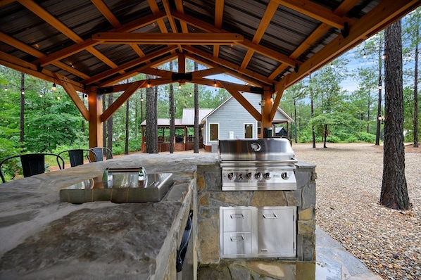 Terrace/patio - Endless Skyway-2Bed/2Bath Cabin: Hot Tub/BBQ/Play Area/Patio/Large Flat Driveway (Broken Bow)