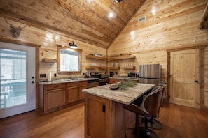Fridge, microwave, oven, stovetop - Endless Skyway-2Bed/2Bath Cabin: Hot Tub/BBQ/Play Area/Patio/Large Flat Driveway (Broken Bow)