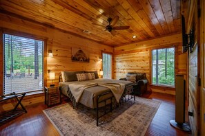 2 bedrooms, iron/ironing board, travel cot, free WiFi - Endless Skyway-2Bed/2Bath Cabin: Hot Tub/BBQ/Play Area/Patio/Large Flat Driveway (Broken Bow)