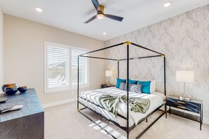 5 bedrooms, iron/ironing board, WiFi, bed sheets