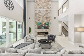 تلفزيون بشاشة مسطحة