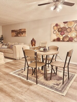 Dining - Beautiful 1 bedroom apartment with free parking (Reynoldsburg)