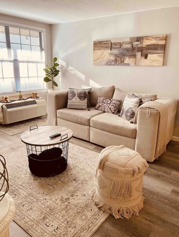 TV - Beautiful 1 bedroom apartment with free parking (Reynoldsburg)