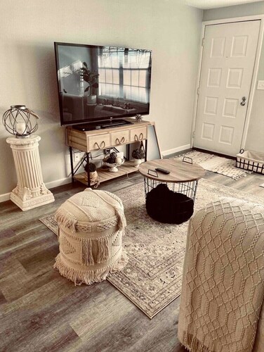 Beautiful 1 bedroom apartment with free parking