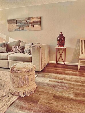 TV - Beautiful 1 bedroom apartment with free parking (Reynoldsburg)