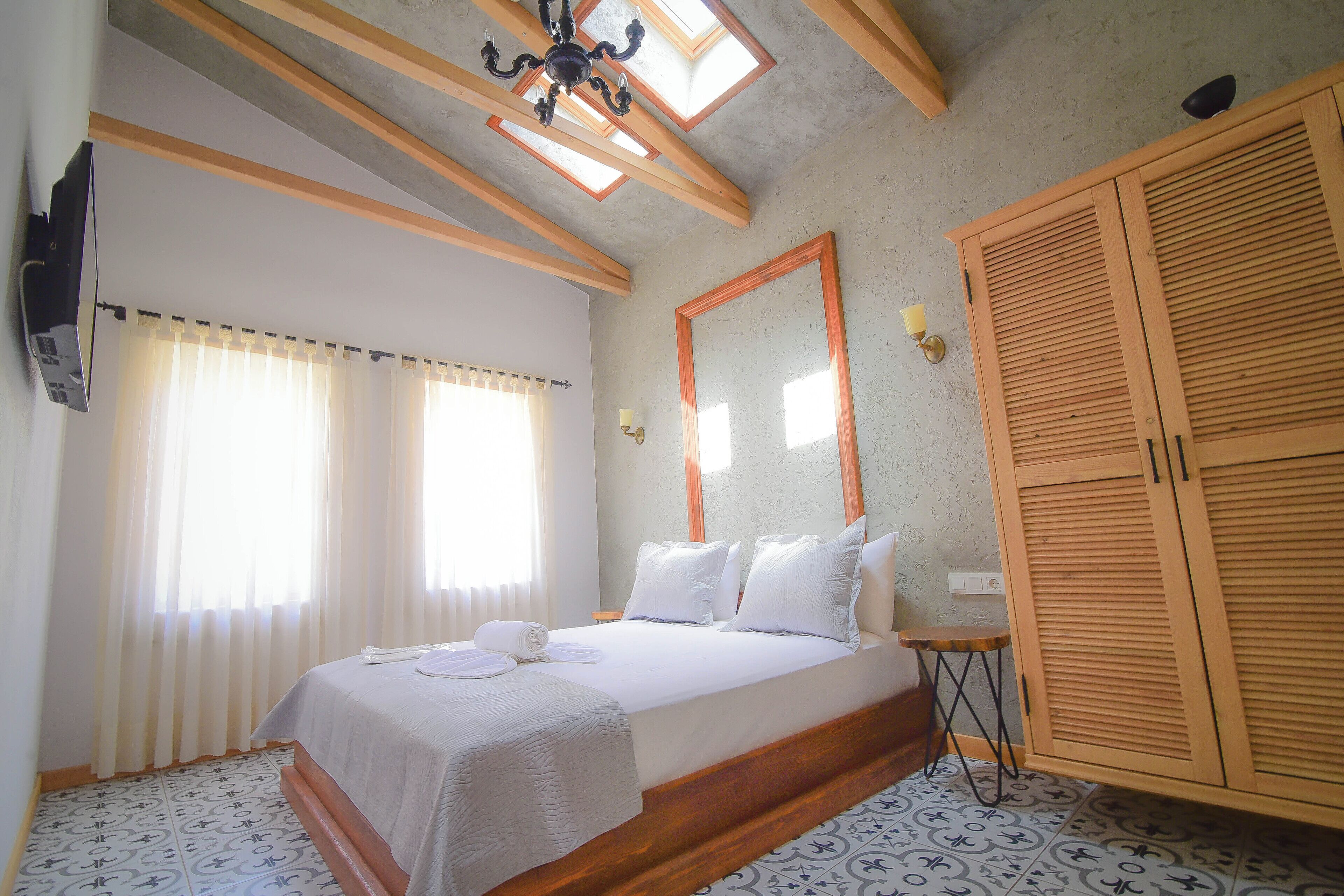 Deluxe Room, 1 Double Bed | Egyptian cotton sheets, premium bedding, minibar, in-room safe