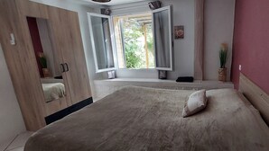 2 bedrooms, desk, free WiFi, bed sheets - Le Bellevue, quiet gite with panoramic view 10 minutes from Sarlat (Vezac)