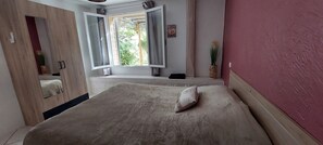 Room - Le Bellevue, quiet gite with panoramic view 10 minutes from Sarlat (Vezac)
