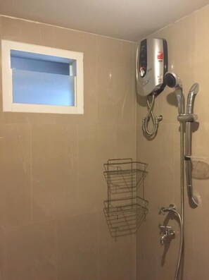 Deluxe Room, 1 Double Bed | Bathroom | Shower, towels - Roseate Bangkok (Bangkok)