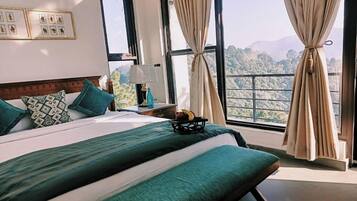 Minibar, una scrivania, tende oscuranti, insonorizzazione