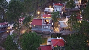 Un conjunto de edificios modernos de varios pisos con balcones, rodeado de árboles.