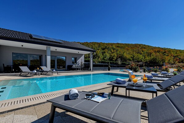 Piscina all'aperto, una piscina riscaldata