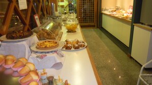 Un buffet proposant une variété de plats et de desserts.