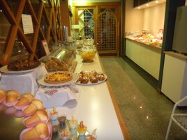 Un bufé con diversos platos y postres.