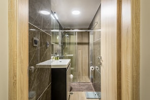 Dusche, Haartrockner, Handtücher