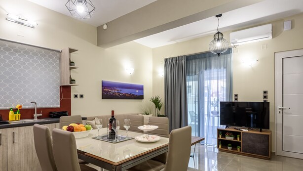Full-sized fridge, microwave, oven, stovetop - Giannas apartment 'SUPERB SPOT' (Chania)