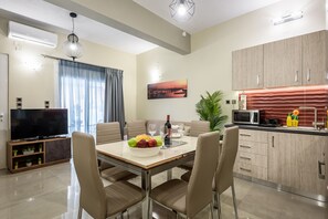 Großer Kühlschrank, Mikrowelle, Ofen, Herdplatte