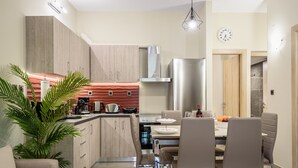 Full-sized fridge, microwave, oven, stovetop - Giannas apartment 'SUPERB SPOT' (Chania)
