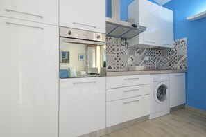 Fridge, oven, stovetop, cookware/dishes/utensils