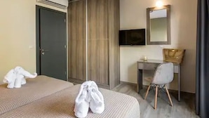 A hotel room with a bed, a desk, a chair, a TV, and a wardrobe. - Casa De' Fiori Kefalonia★Family Retreat (Σκάλα)