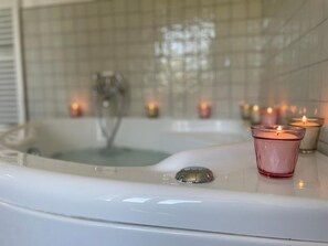 Een bad, een bubbelbad, een bidet