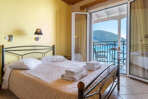 1 bedroom, WiFi, bed sheets - Holiday Apartment 'Apostolos Apartment 6' by the Beach with Balcony & Wi-Fi (Lefkada)