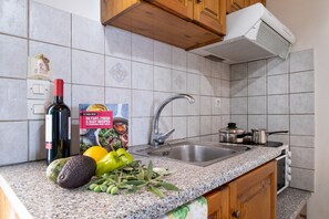 Frigorifero, forno, piano cottura, macchina per tè/caffè