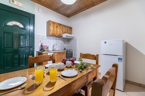 Fridge, oven, stovetop, coffee/tea maker - Holiday Apartment 'Apostolos Apartment 5' Close to Beach with Sea View & Wi-Fi (Lefkada)