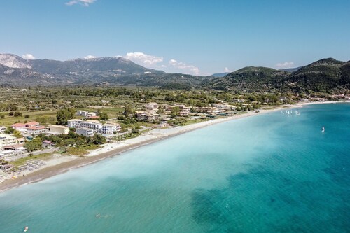 Appartement de vacances 'Apostolos Apartment 4' à côté de la plage avec vue sur la mer et Wi-Fi.