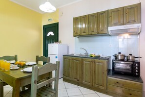 Réfrigérateur, four, plaque de cuisson, cafetière/bouilloire