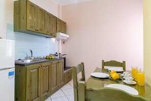 Fridge, oven, stovetop, coffee/tea maker