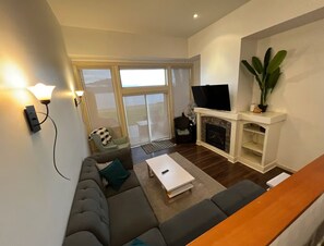 Smart-TV, Kamin, Musikbibliothek, Videothek