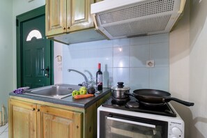 Jääkaappi, uuni, liesi, kahvin-/teenkeitin