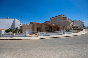 Exterior - Holiday Home Casa Bege T1 with Shared Pool, Shared Garden, Terrace & Wi-Fi (Burgau)