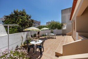 Outdoor dining - Holiday Home Casa Bege T1 with Shared Pool, Shared Garden, Terrace & Wi-Fi (Burgau)