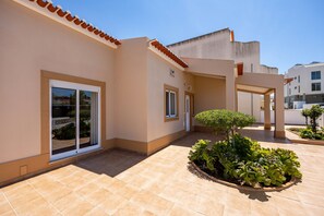 Exterior - Holiday Home Casa Bege T1 with Shared Pool, Shared Garden, Terrace & Wi-Fi (Burgau)