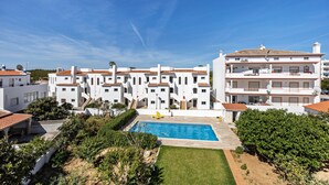 A white building with a swimming pool, surrounded by greenery. - Holiday Home Villas Brites nº5 with Open Terrace, Shared Pool & Wi-Fi (Burgau)