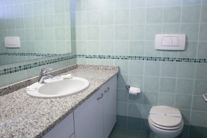 Shower, towels - Residence Molino Trilocale 8 (Manerba del Garda)