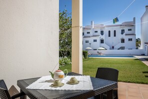 Outdoor dining - Holiday Apartment Villas Brites nº2 with Shared Pool, Shared Garden & Wi-Fi (Burgau)