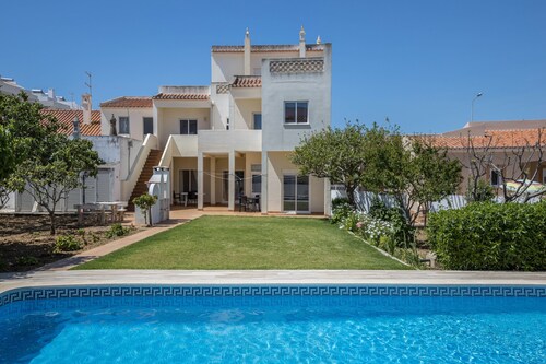 Holiday Apartment Villas Brites nº2 with Shared Pool, Shared Garden & Wi-Fi