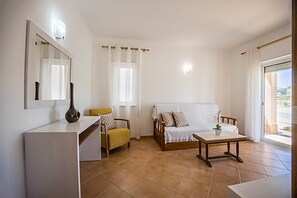 Living area - Holiday Home Casa Bege T2 with Shared Pool, Shared Garden, Terrace & Wi-Fi (Burgau)
