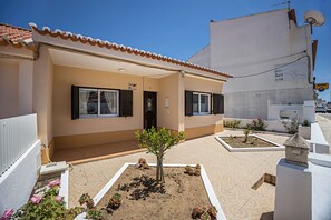 Exterior - Holiday Home Casa Fernandes with Shared Pool, Open Terrace & Wi-Fi (Burgau)